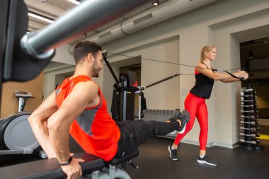 Modern spor salonunda birlikte çalışan yakışıklı çift.