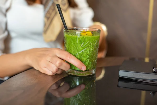 Kvinna Hand Hålla Glas Grön Smoothie Restaurangen — Stockfoto
