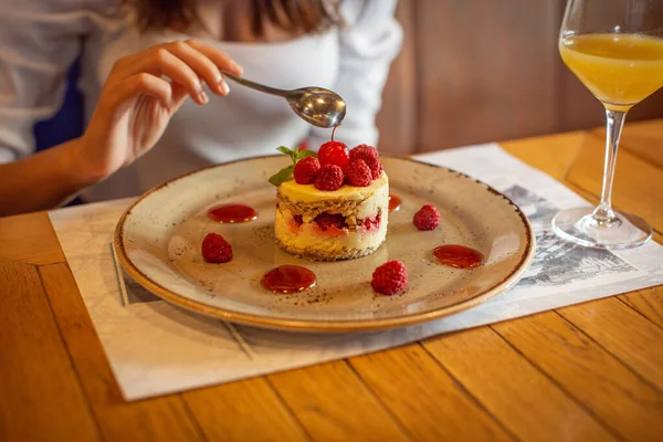 Krásná Mladá Žena Jíst Ovocný Dort Sám Restauraci — Stock fotografie