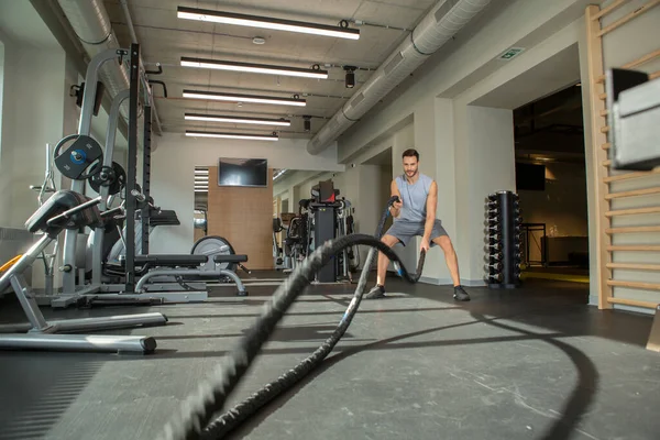 Mannen Met Strijdtouwen Fitnessruimte — Stockfoto