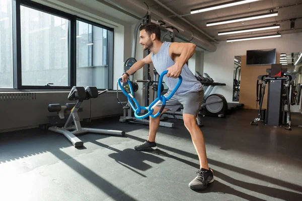 Man Doet Oefeningen Sportschool Met Flexibel Kettingtouw — Stockfoto