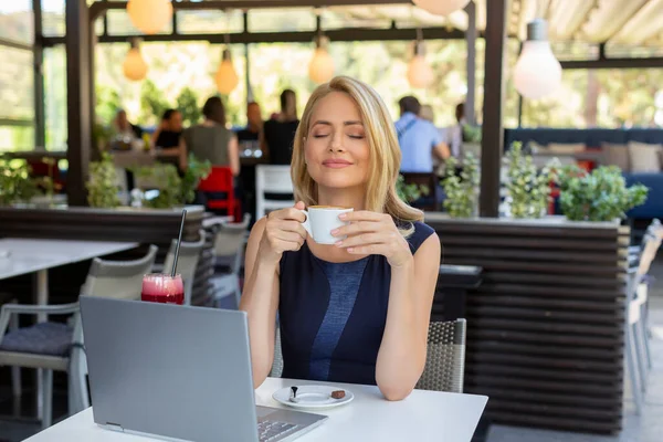 Πανέμορφη Γυναίκα Πίνει Καφέ Στο Καφέ Μπαρ — Φωτογραφία Αρχείου