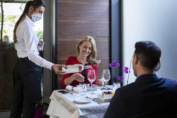 Schönes Paar Beim Mittagessen Restaurant Serviert Von Der Kellnerin Mit — Stockfoto