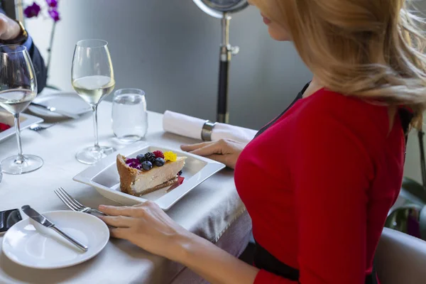 Mulher Comendo Cheesecake Frutas Restaurante Sem Rosto — Fotografia de Stock