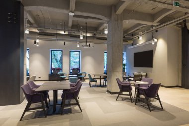 Boş, modern bir otelin lobi kafe restoranı.