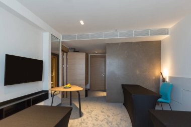 Küçük bir otel odası.