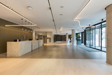 Şeffaf koronavirüs korumalı resepsiyonlu bir otel lobisi.