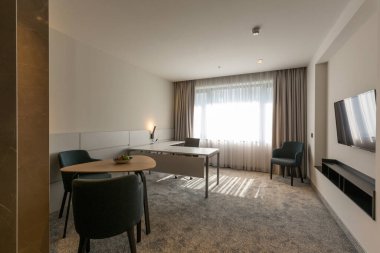 Küçük bir otel odası.