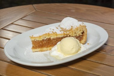 Vanilyalı dondurmayla servis edilen elmalı turta.