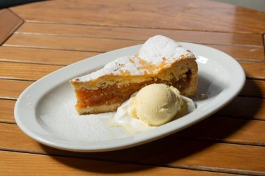 Vanilyalı dondurmayla servis edilen elmalı turta.