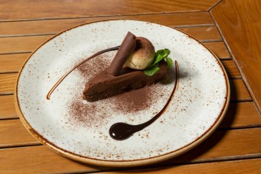 Dondurmayla servis edilen çikolatalı pasta.