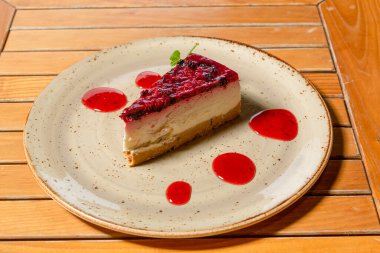 Cheesecake restoranda servis ediliyor.