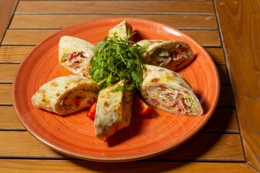 Burrito roka ile servis edilir.