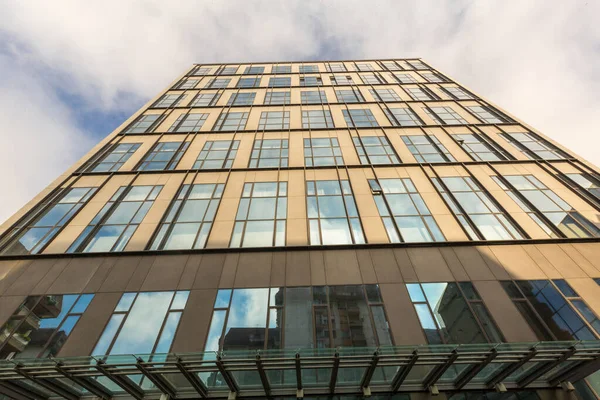 Sky Reflection Hotel Building Windows — Φωτογραφία Αρχείου