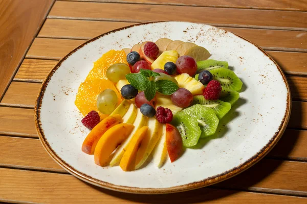 Färsk Fruktsallad Serverad Tallrik — Stockfoto