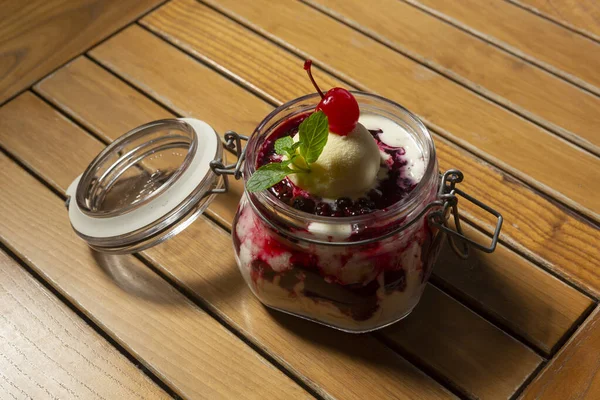 Hallon Dessert Med Glass Serveras Burk — Stockfoto