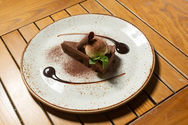 アイスクリームを添えたチョコレートケーキ — ストック写真