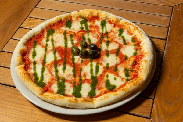 Pizza Margherita Sosem Pesto Talerzu — Zdjęcie stockowe