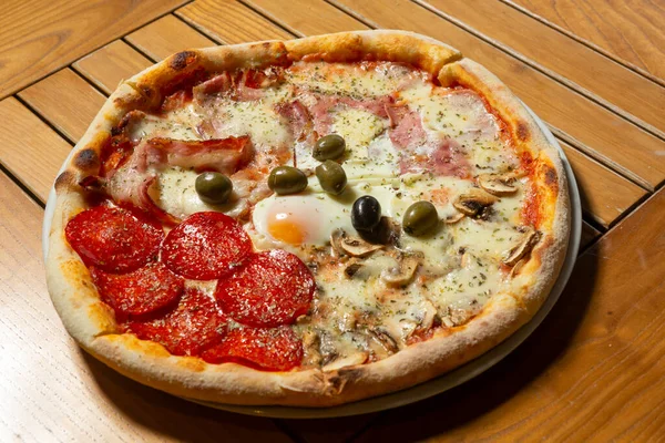 Pizza Quattro Stagioni Jajkiem Podawane Talerzu — Zdjęcie stockowe