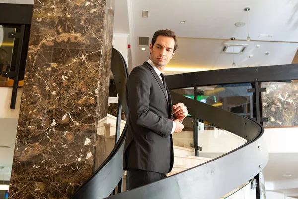 Bonito Jovem Empresário Terno Posando Nas Escadas Hotel — Fotografia de Stock