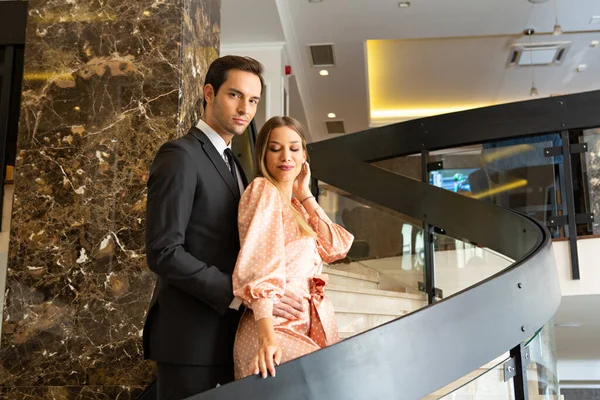 Casal Jovem Atraente Posando Nas Escadas Lobby Hotel — Fotografia de Stock