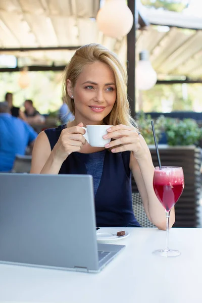 カフェバーでコーヒーを飲む豪華な女性 — ストック写真