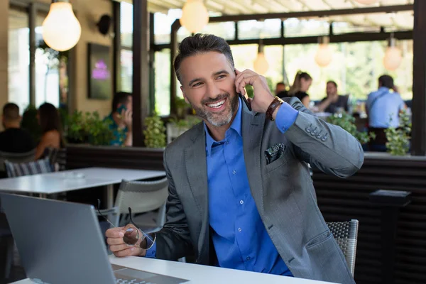 Takım Elbiseli Mutlu Adamı Akıllı Telefonla Konuşuyor Restoranda Gülüyor — Stok fotoğraf