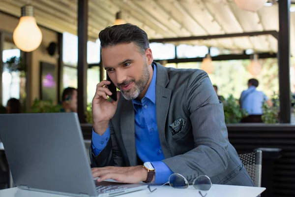 Knappe Zakenman Werkt Aan Zijn Laptop Het Restaurant — Stockfoto