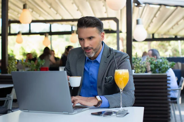 Knappe Zakenman Werkt Aan Zijn Laptop Het Restaurant — Stockfoto