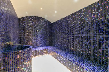 Bir otel kaplıcası ve sağlık merkezi.