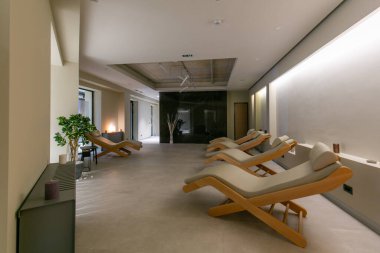 Sağlık merkezindeki güneşlik yatakları