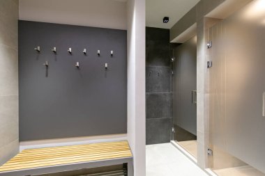 Spor salonunda duşlar.