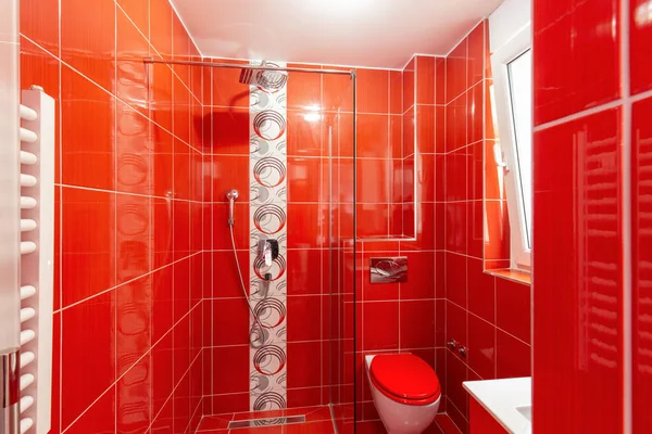 Interior Baño Hotel Rojo Con Cabina Ducha — Foto de Stock