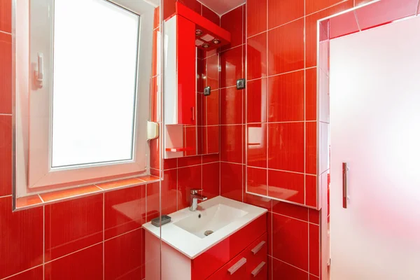 Wnętrze Czerwonej Łazienki Hotelowej Kabiną Prysznicową — Zdjęcie stockowe
