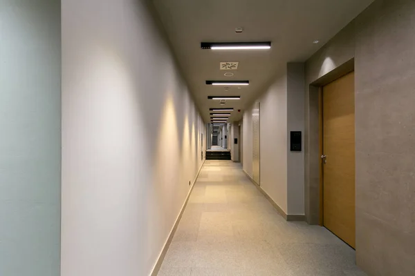 Intérieur Long Couloir Dans Hôtel Moderne — Photo