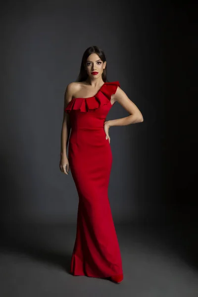 Hermosa Mujer Pelo Negro Posando Vestido Rojo — Foto de Stock