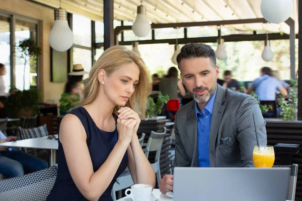 Bezorgde Zakenvrouw Een Vergadering Het Restaurant Slecht Nieuws Concept — Stockfoto