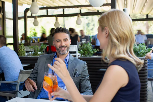 Business Coppia Flirtare Nel Bar Del Caffè — Foto Stock