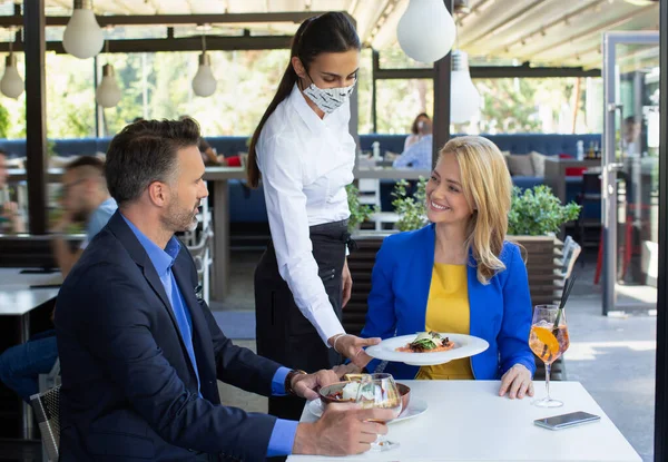 Hermosa Pareja Almorzando Restaurante Siendo Servida Por Una Camarera Con — Foto de Stock