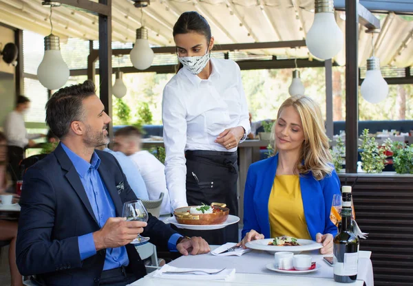 Beau Couple Déjeunant Restaurant Servi Par Une Serveuse Masquée Temps — Photo