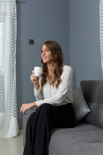 Güzel Bir Kadın Oturma Odasında Kahve Içiyor — Stok fotoğraf