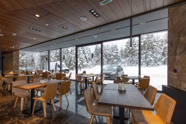 Modern bir dağ restoranının içinde. 