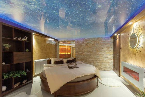 ラウンドベッド付きのロマンチックなホテルのベッドルームのインテリア — ストック写真