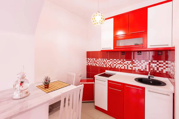 Κόκκινο Λευκό Κουζίνα Εσωτερικό Στο Διαμέρισμα Του Ξενοδοχείου — Φωτογραφία Αρχείου