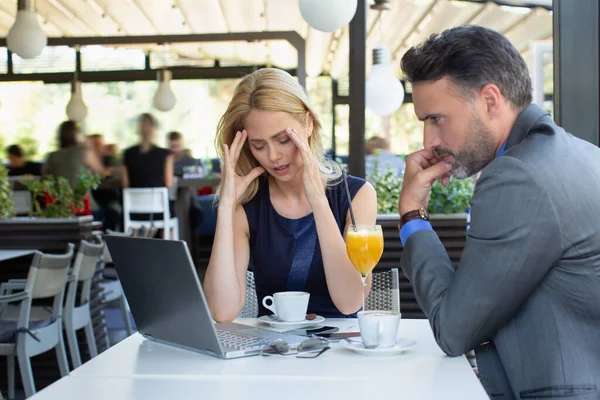 Bezorgde Zakenvrouw Een Vergadering Het Restaurant Slecht Nieuws Concept — Stockfoto