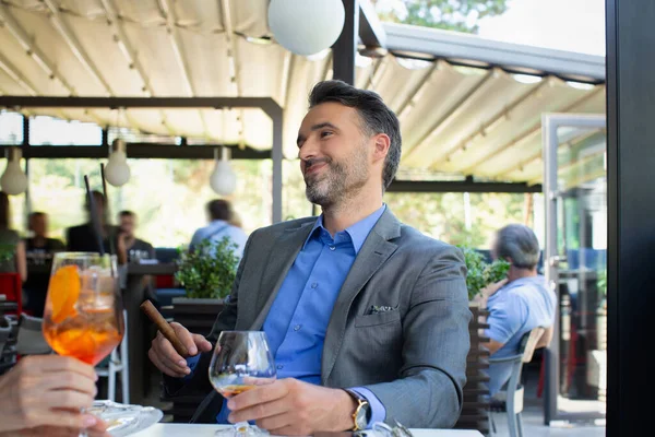 Empresario Traje Relajante Bar Cafetería —  Fotos de Stock