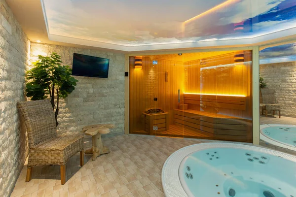 サウナとハイドロマッサージ浴槽付きのホテルのウェルネスインテリア — ストック写真