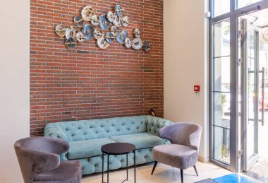 Modern bir otel lobisinin içinde.