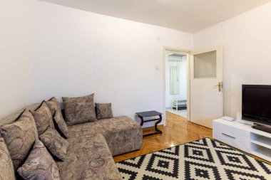 Oturma odasının içinde.