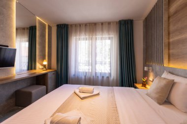 Lüks bir otelde bir otel odası.